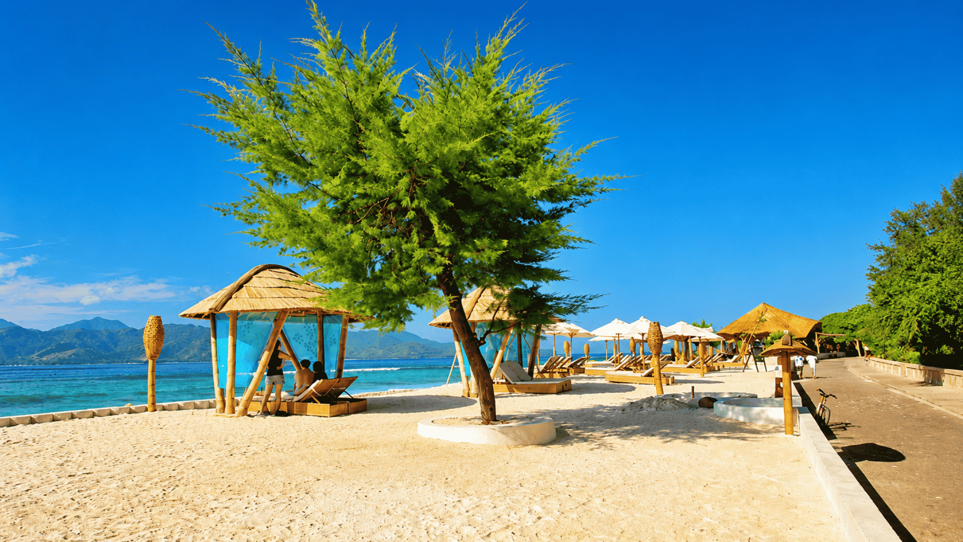 HIBURAN DAN AKTIVITAS PANTAI DI LOMBOK YANG WAJIB DICOBA